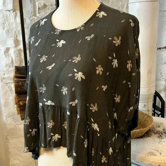 Grade&Gather | Cropped Floral Babydoll Peplum Blouse - Picture 2 of 9